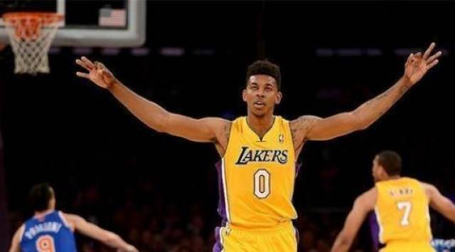 一轮热闹的 一轮热闹的